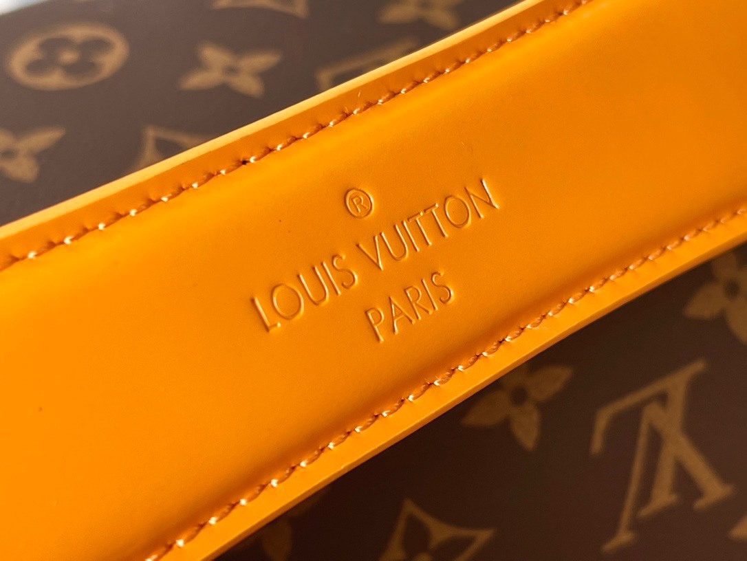 [TOP] Louis Vuitton LV Men's Soft Polochon Bag 33 x 17 x 17cm - Black