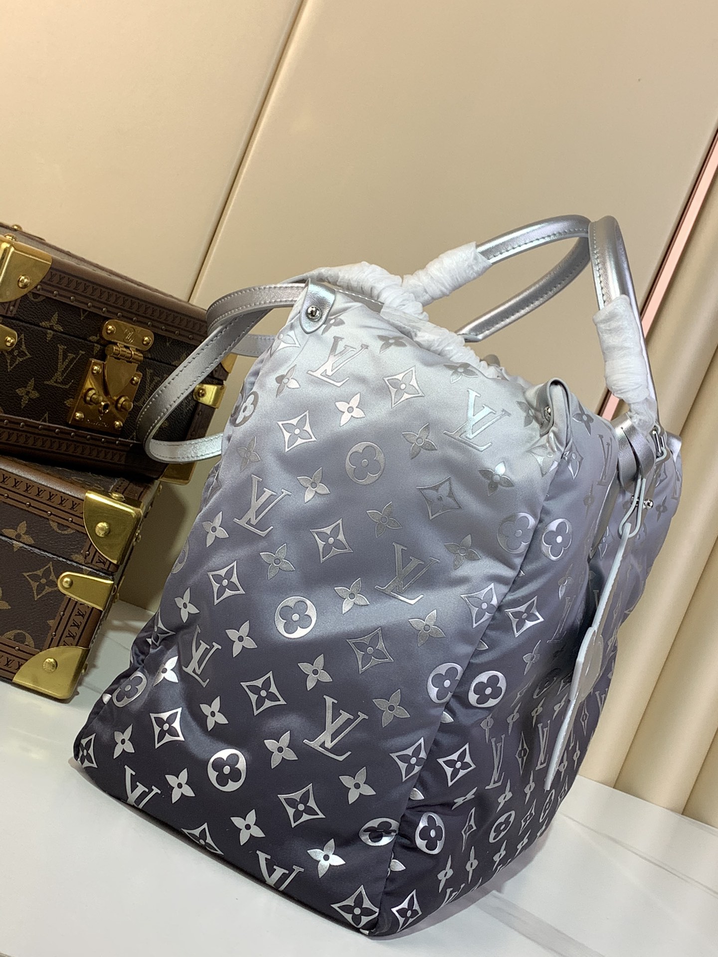 [TOP] Louis Vuitton LV On The Go Bag 27 x 14 x 35 cm - Grey