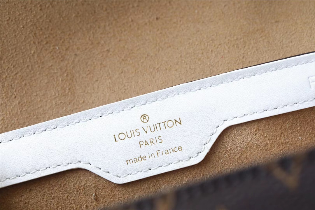 [TOP] Louis Vuitton LV Men's Bag 19 x 9 x 9 cm - Brown