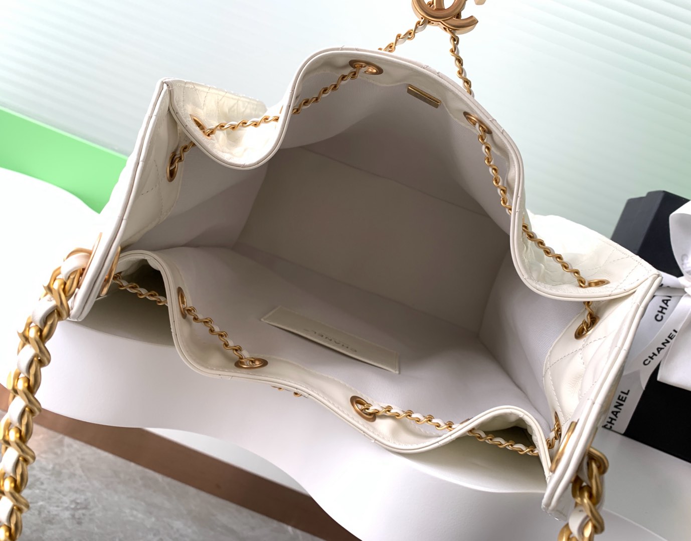 [TOP] CHANEL Hobo Shopping Bag 26x30x14cm/30x15x40cm - White