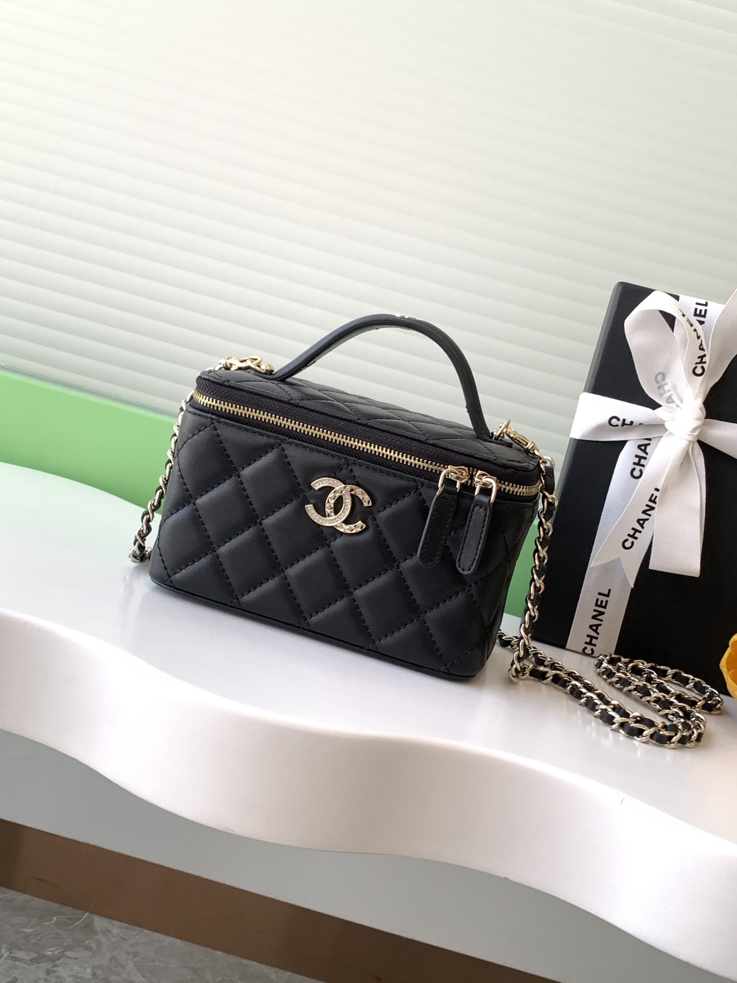 [TOP] CHANEL Vanity Case Lambskin 17×9.5×8cm - 3 Color