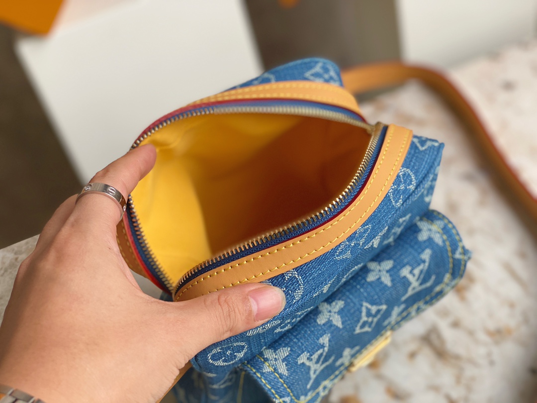 [TOP] Louis Vuitton LV Denim Monogram and Vachetta Trim Camera Bag 18*20*7cm- Blue