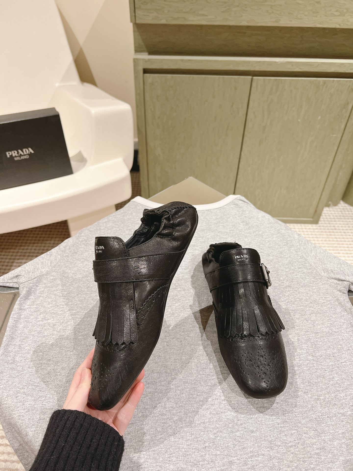 [TOP] PRADA Round Toe Slippers Sheepskin - 4 Colour