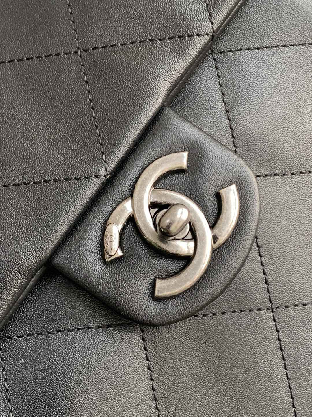 [TOP] CHANEL Flap Bag Leather 26x35x7.5cm - Black