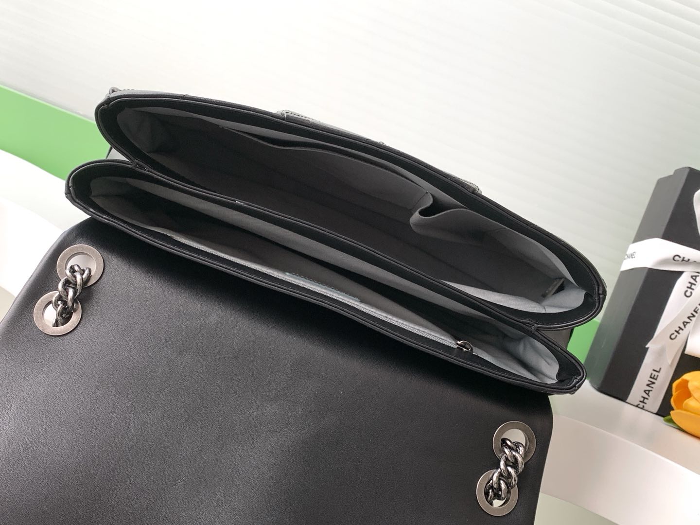 [TOP] CHANEL Flap Bag Leather 26x35x7.5cm - Black