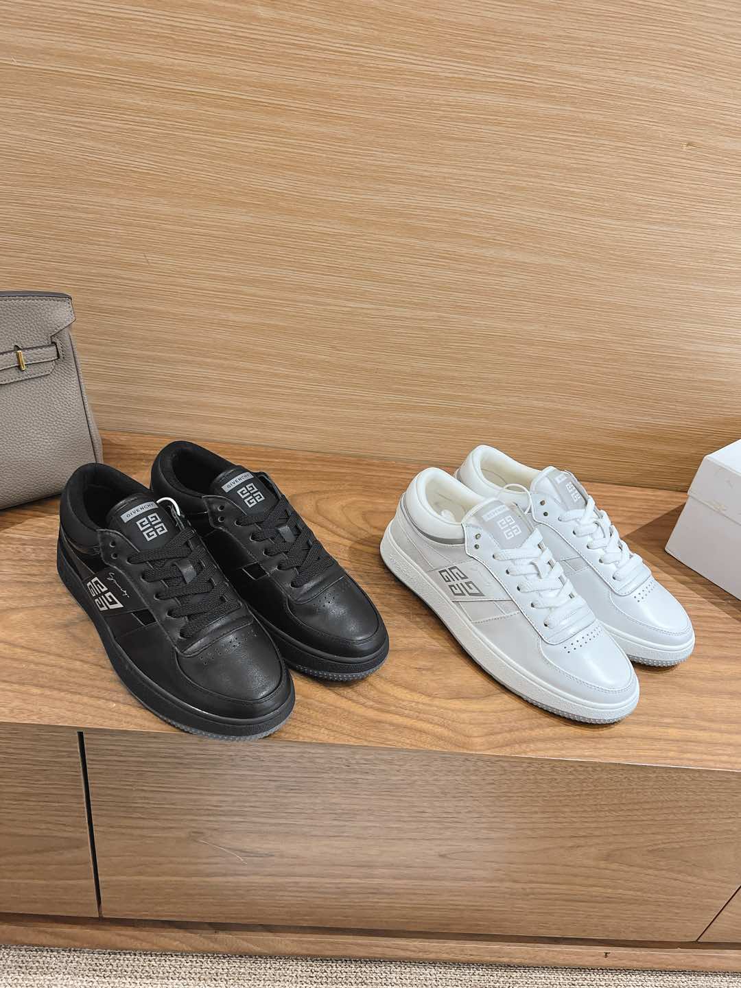 [TOP] GIVENCHY Leather Sneakers - 2 Colors