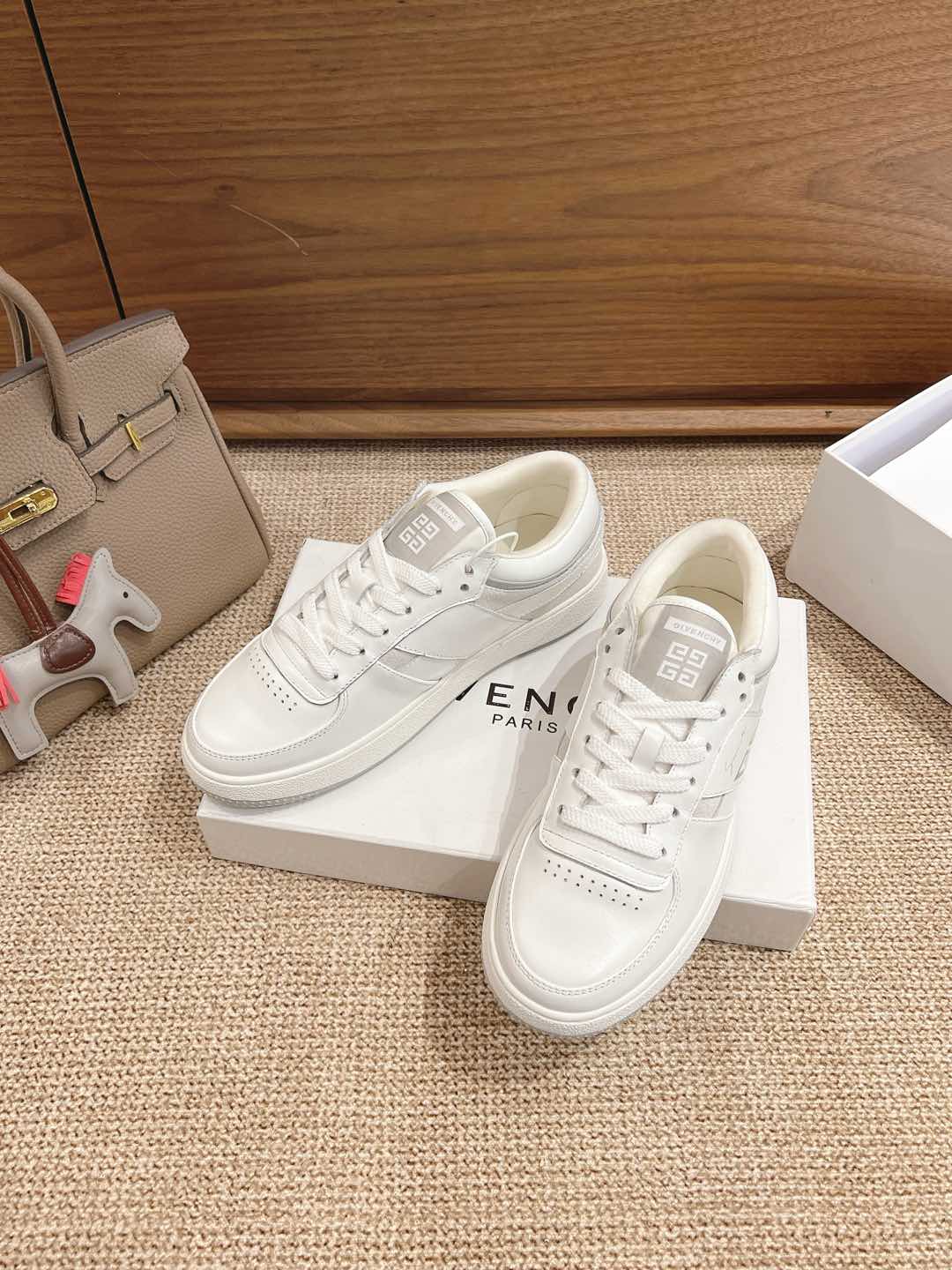 [TOP] GIVENCHY Leather Sneakers - 2 Colors