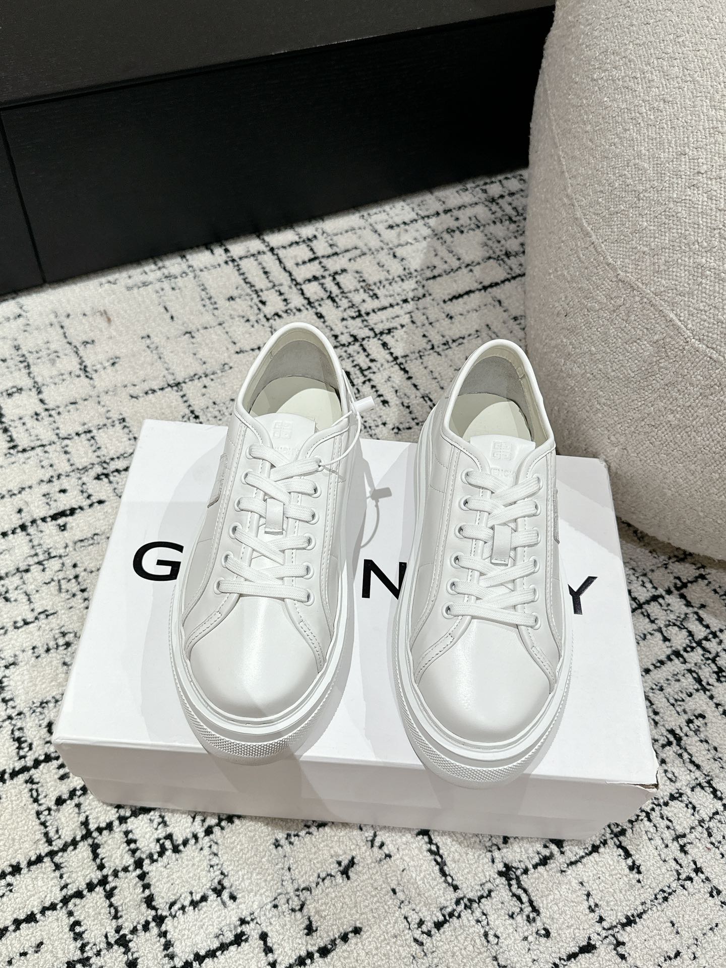 [TOP] GIVENCHY Sports Shoes Cowhide - 2 Colors