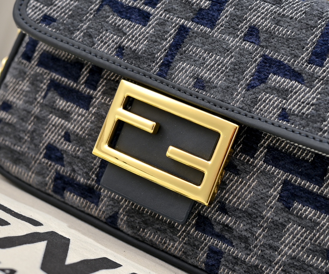 [TOP] FENDI Baguette Bag 2 Sizes - Blue