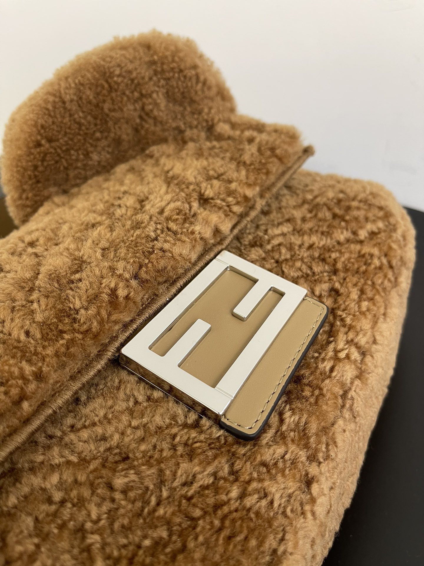 [TOP] FENDI Teddy Bear Baguette Bag 27x6x15cm - Brown