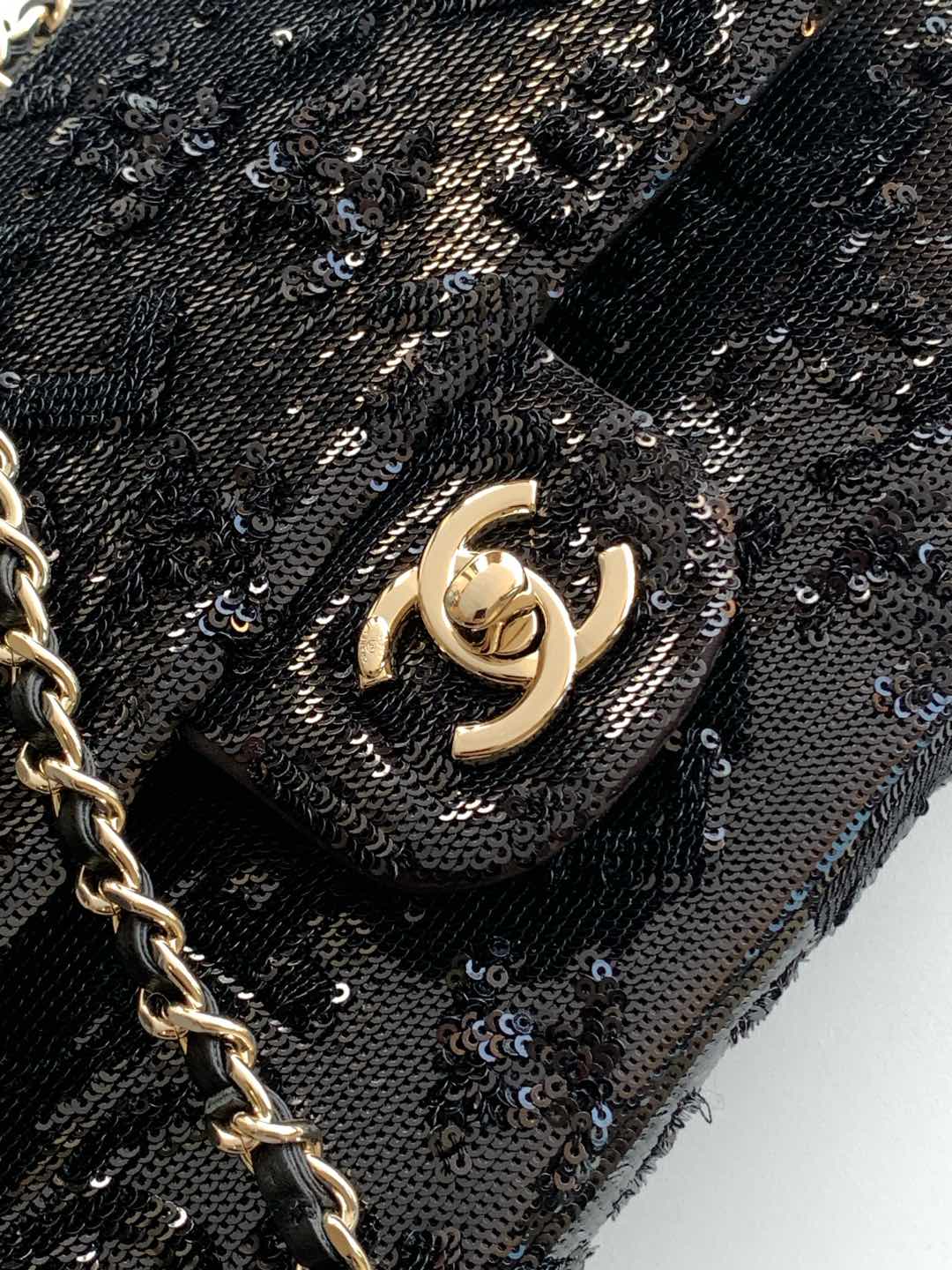 [TOP] CHANEL Sequin Logo Printed Flap Bag 20cm - Black