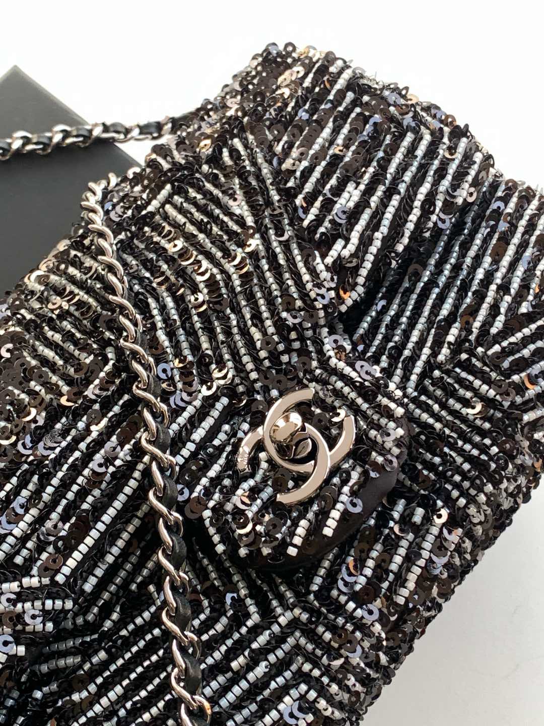 [TOP] CHANEL White Sequin Flap Bag 20cm - Black