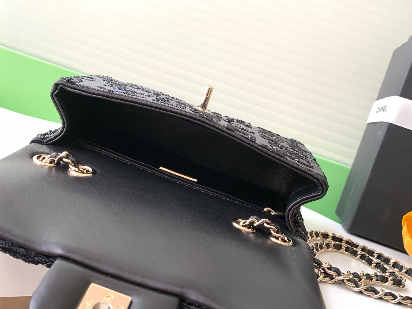 [TOP] CHANEL Sequin Logo Printed Flap Bag 20cm - Black