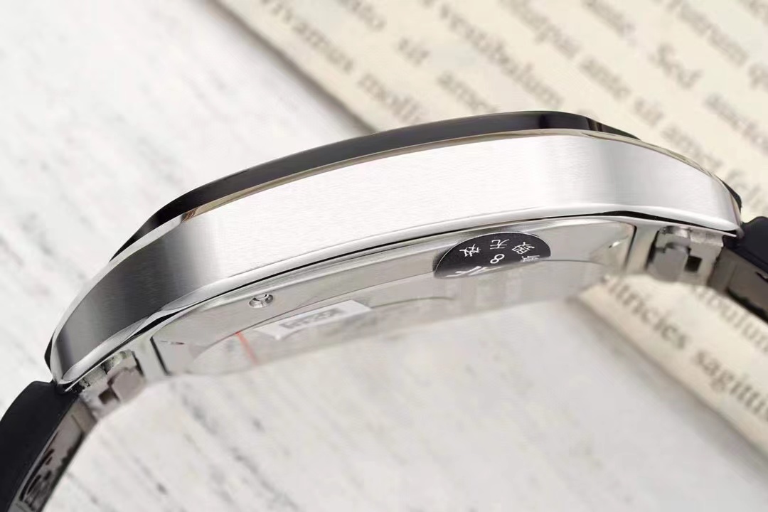 [TOP] Cartier Santos Watch with Black Roman Numeral Dial & Rubber Strap 39.8*47.5mm - Black/Black and Silver