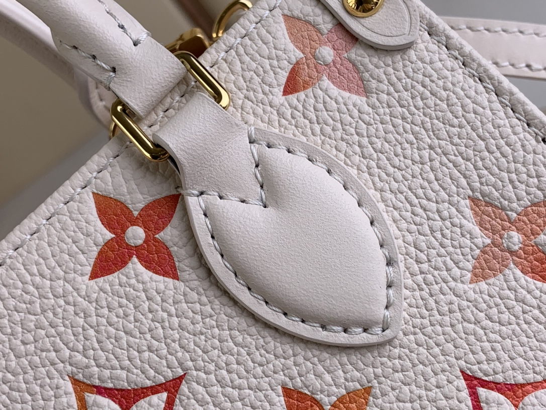 [TOP] Louis Vuitton LV  On The Go BB Bag 18 x 15 x8.5cm - White