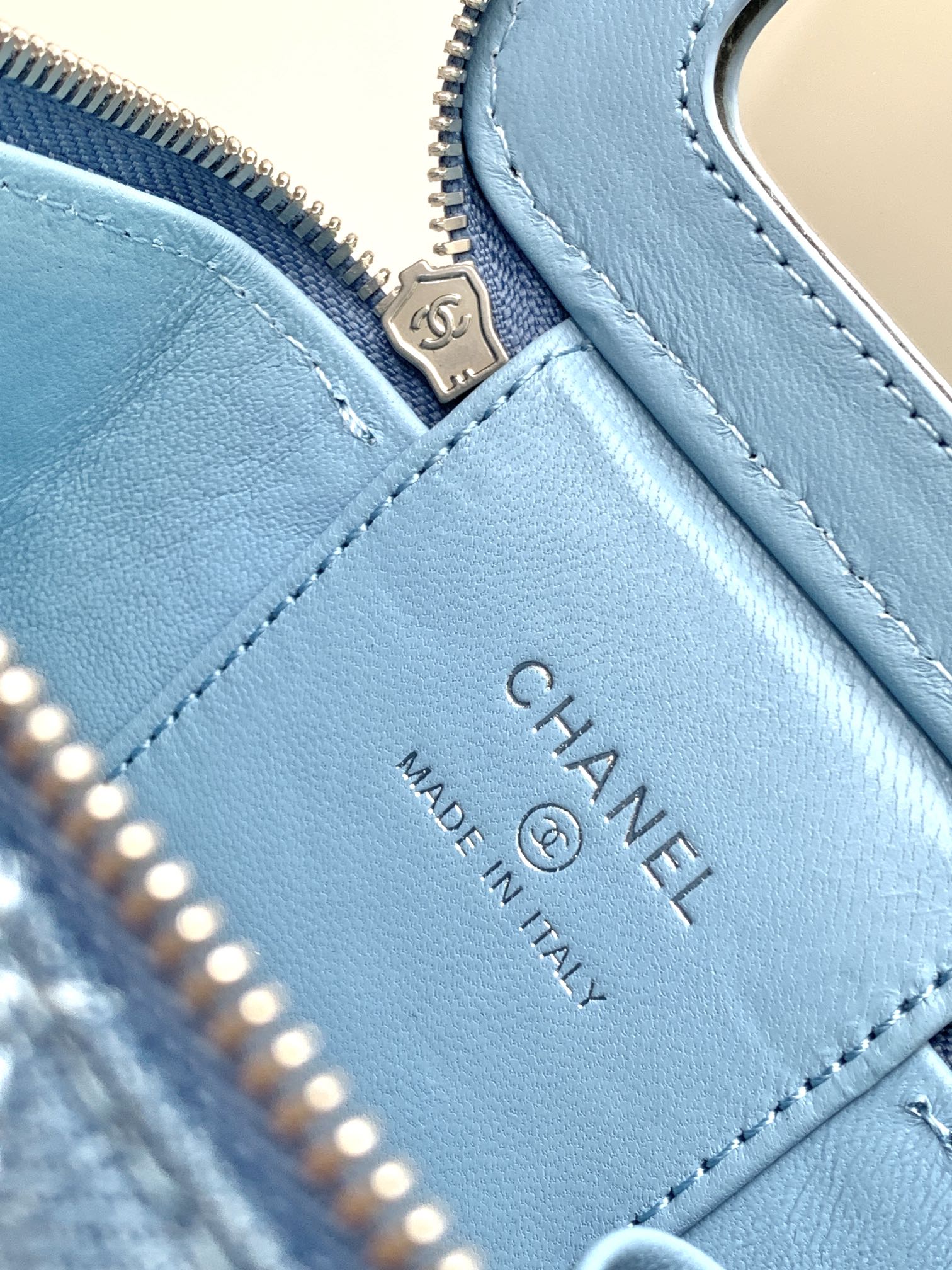 [TOP] CHANEL Vanity Case Denim with Heart Shape Adjustable Buckle 8.5x11x7cm/9.5x18x8cm - Blue