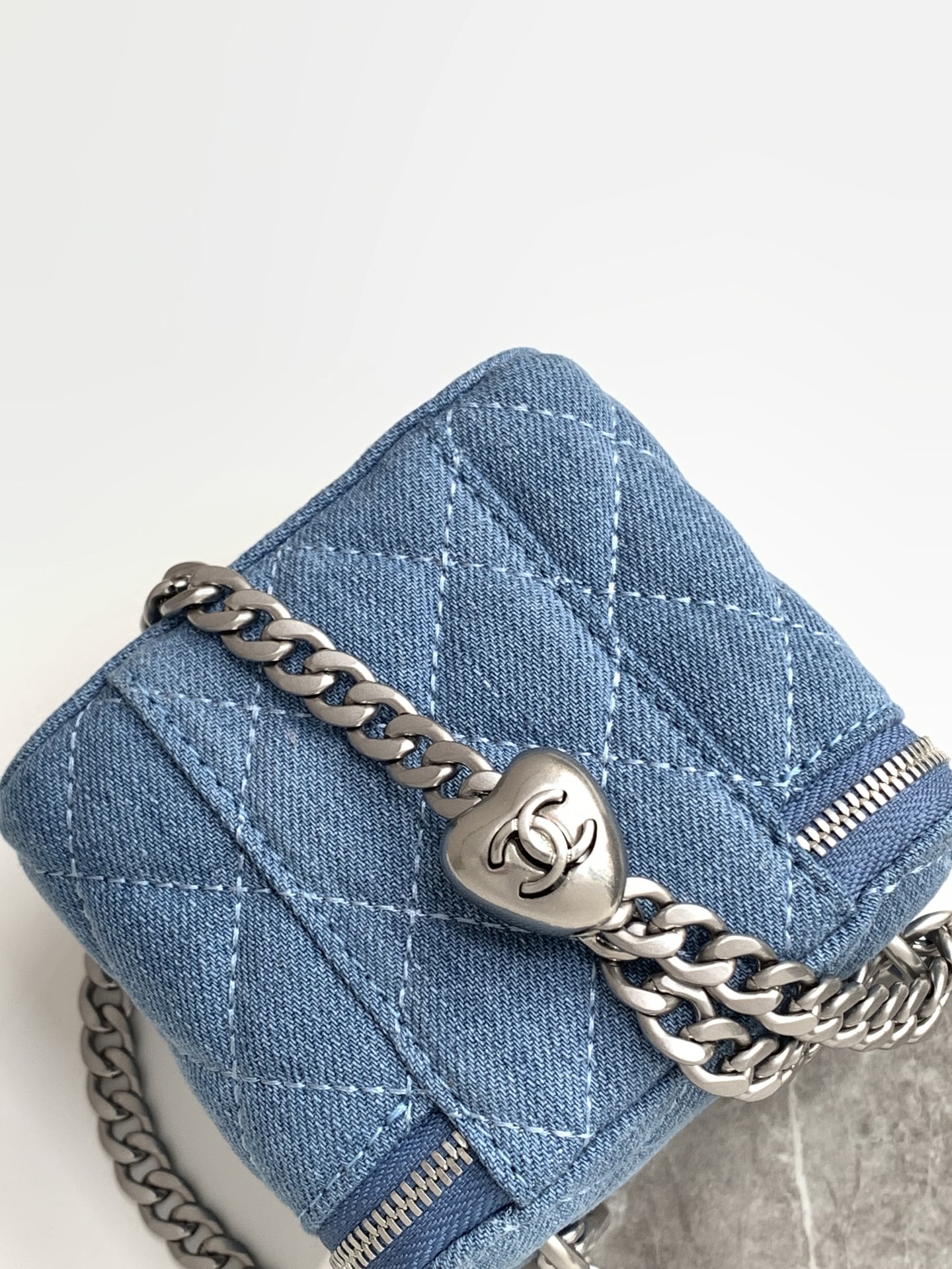 [TOP] CHANEL Vanity Case Denim with Heart Shape Adjustable Buckle 8.5x11x7cm/9.5x18x8cm - Blue