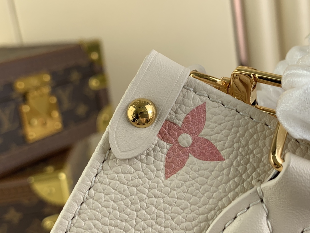 [TOP] Louis Vuitton LV  On The Go BB Bag 18 x 15 x8.5cm - White