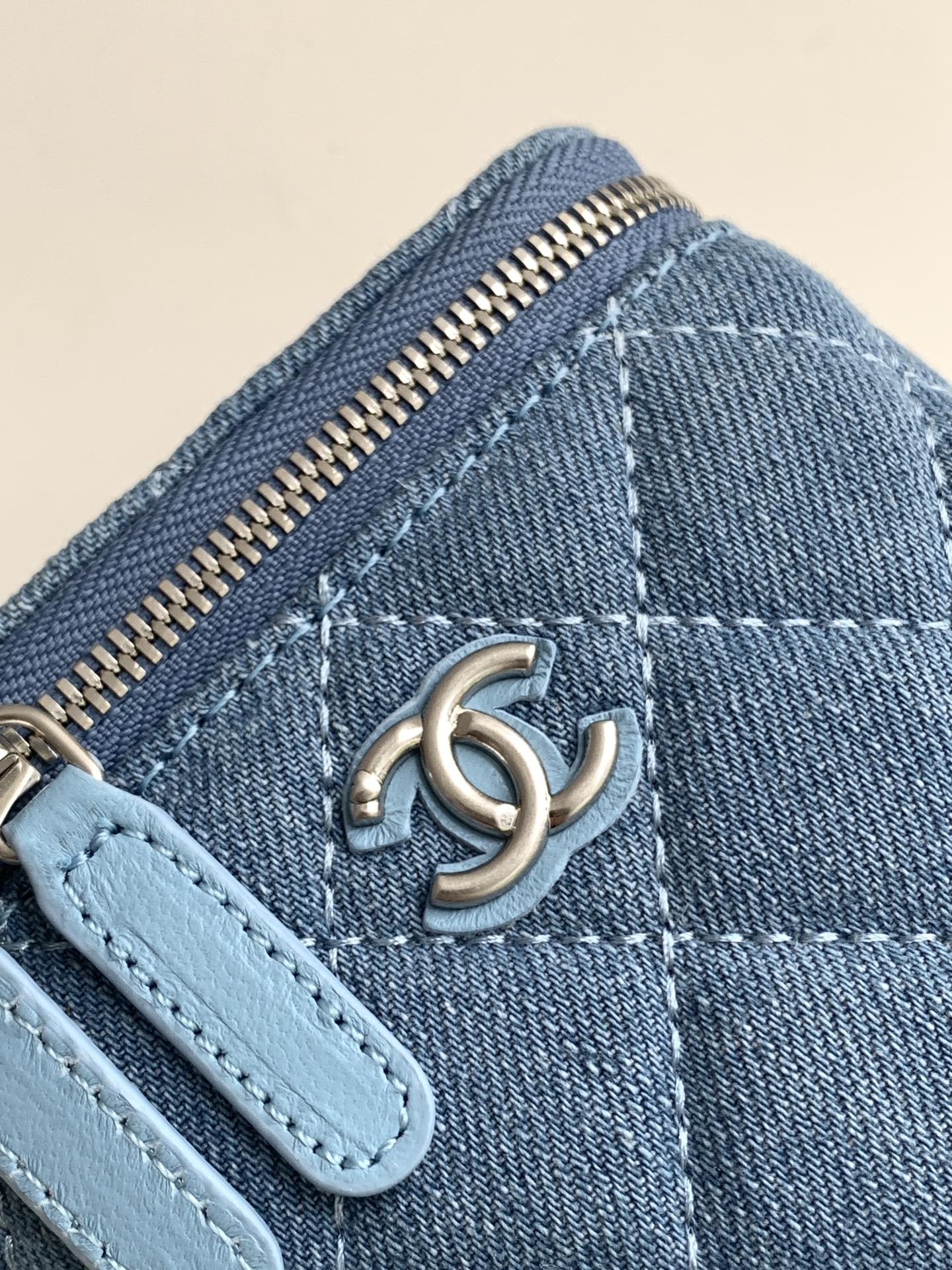 [TOP] CHANEL Vanity Case Denim with Heart Shape Adjustable Buckle 8.5x11x7cm/9.5x18x8cm - Blue