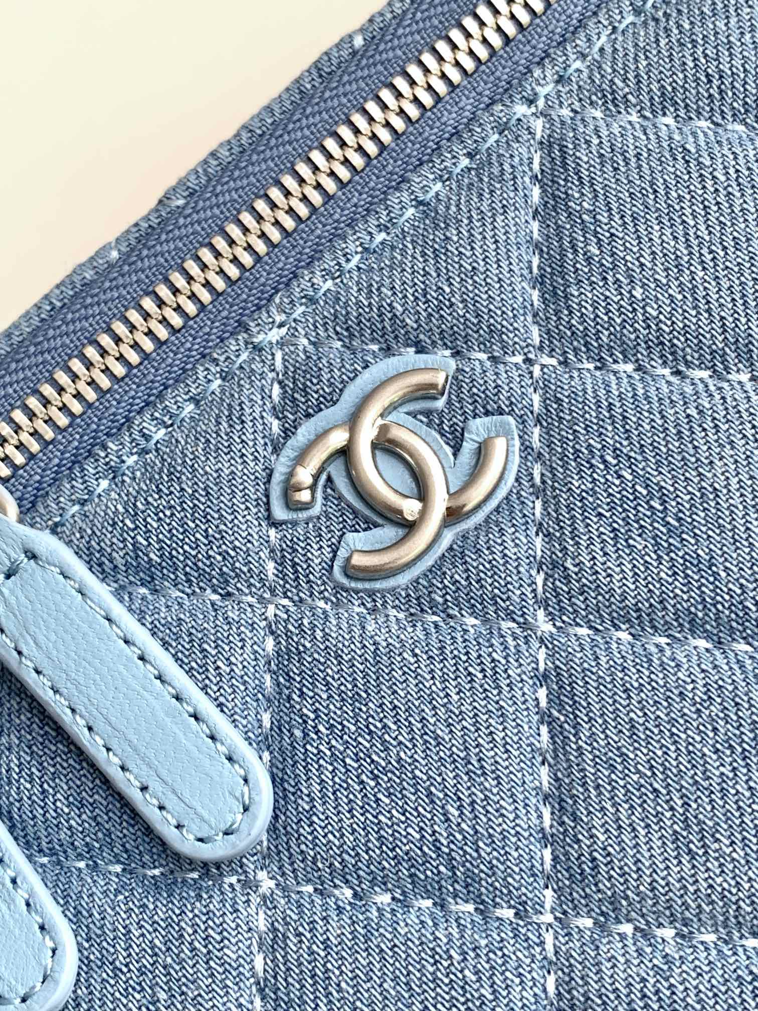 [TOP] CHANEL Vanity Case Denim with Heart Shape Adjustable Buckle 8.5x11x7cm/9.5x18x8cm - Blue