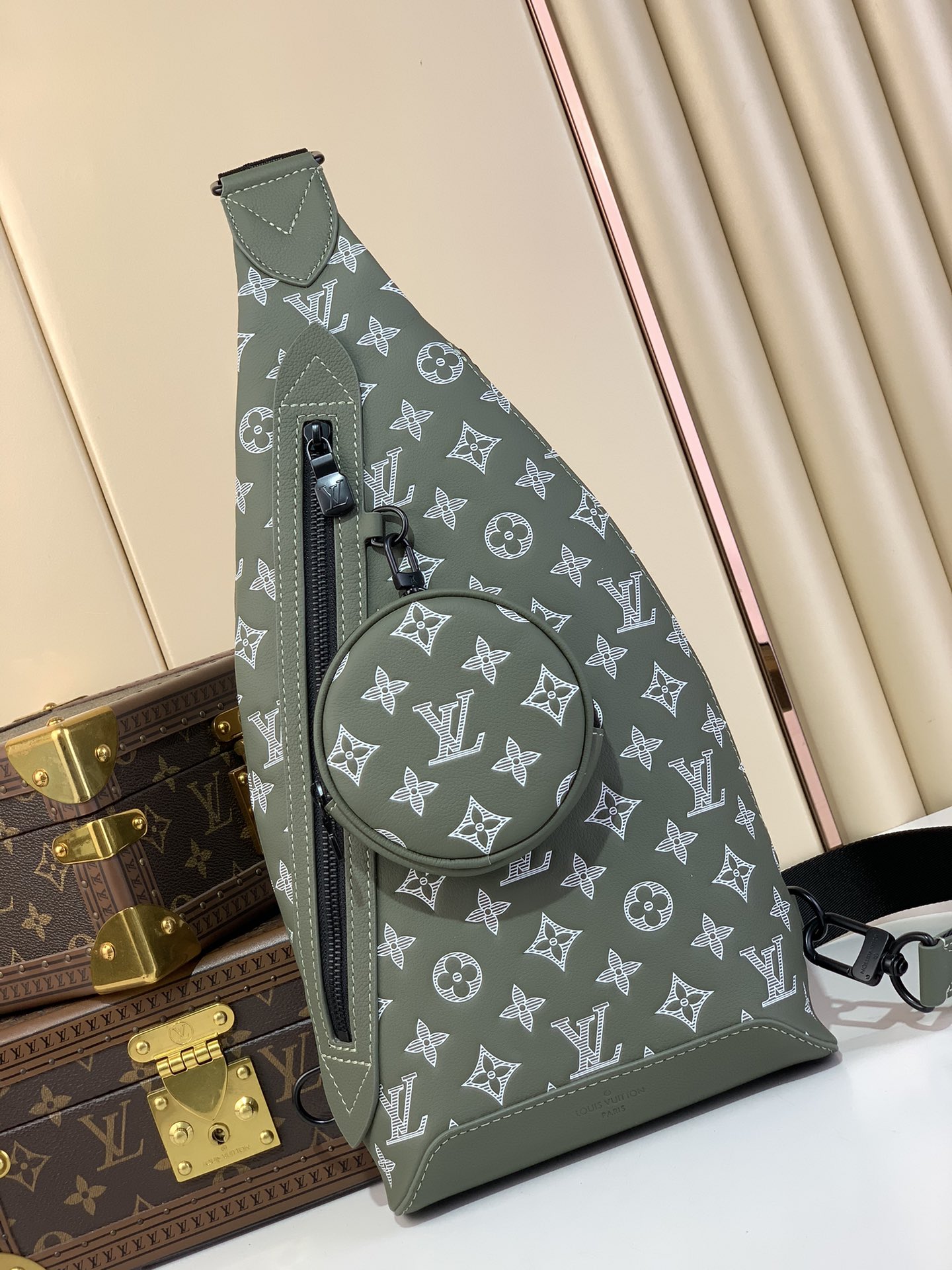 [TOP] Louis Vuitton LV Men's Calfskin Chest Bag 20 x 42 x 6cm - Green