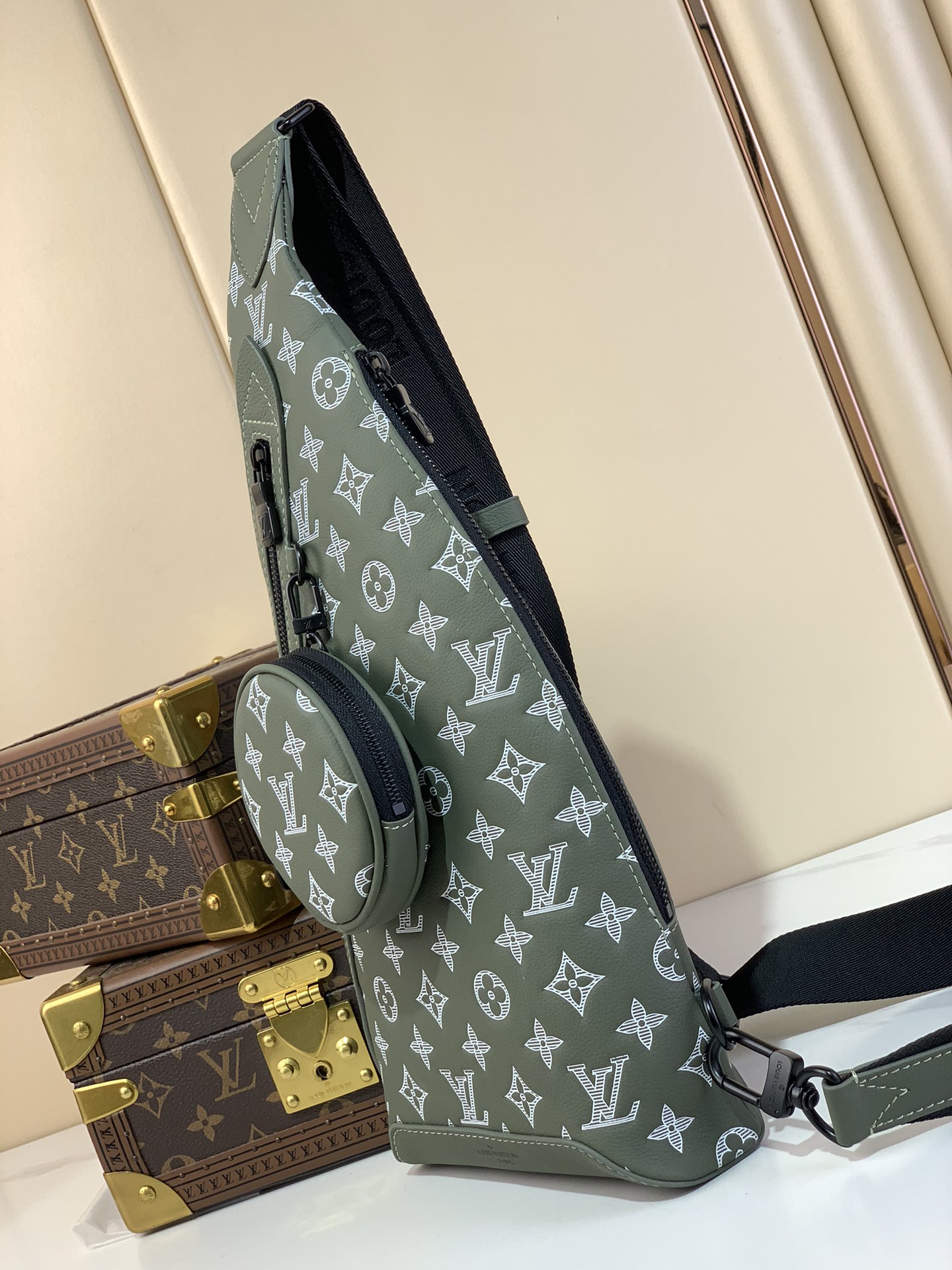 [TOP] Louis Vuitton LV Men's Calfskin Chest Bag 20 x 42 x 6cm - Green