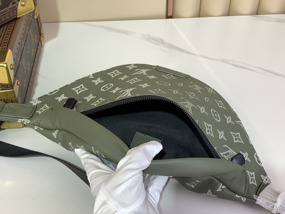 [TOP] Louis Vuitton LV Discovery Monogram Eclipse Bumbag 15 x 9 x 44 cm- Green