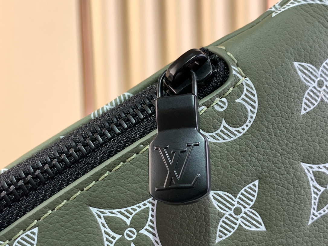 [TOP] Louis Vuitton LV Men's Calfskin Chest Bag 20 x 42 x 6cm - Green