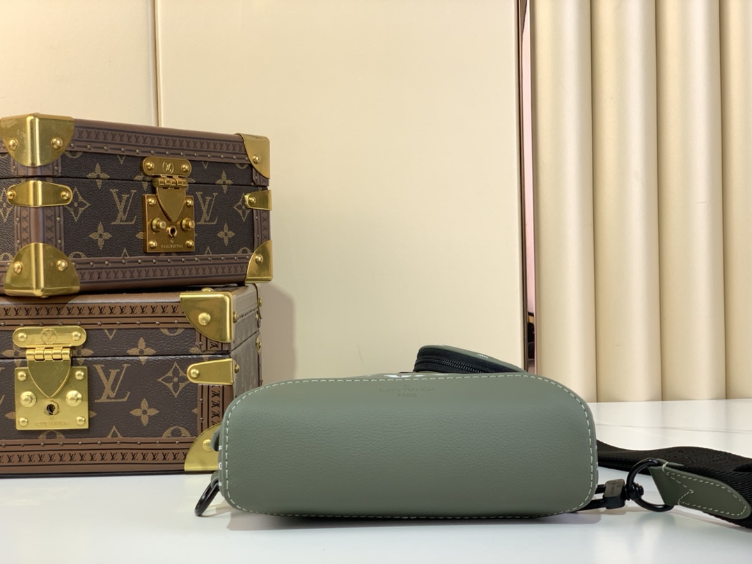 [TOP] Louis Vuitton LV Men's Calfskin Chest Bag 20 x 42 x 6cm - Green