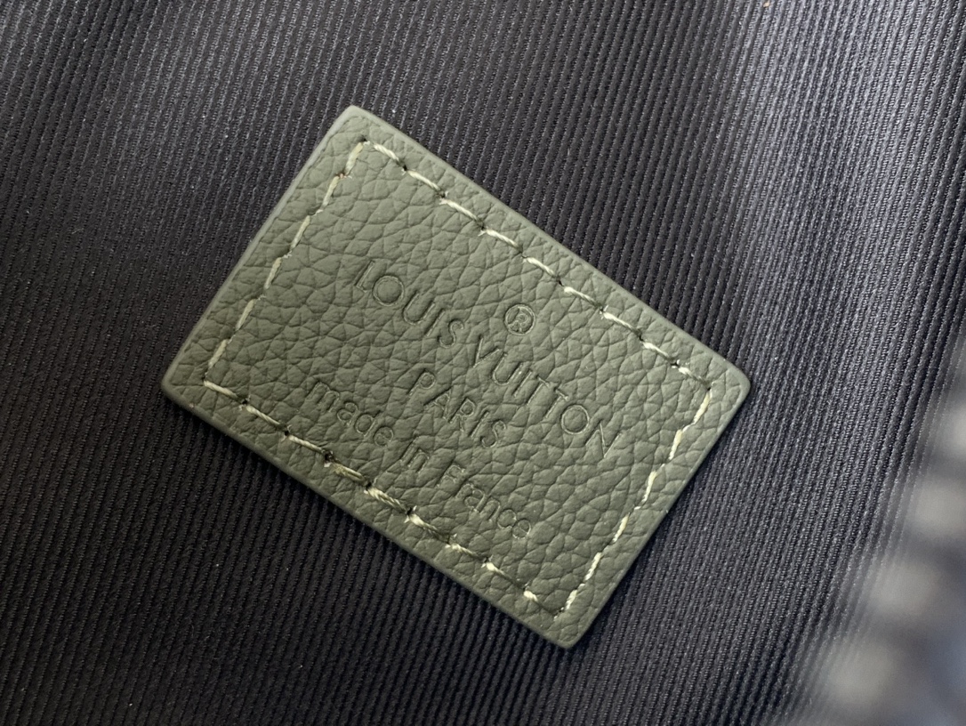 [TOP] Louis Vuitton LV Men's Calfskin Chest Bag 20 x 42 x 6cm - Green