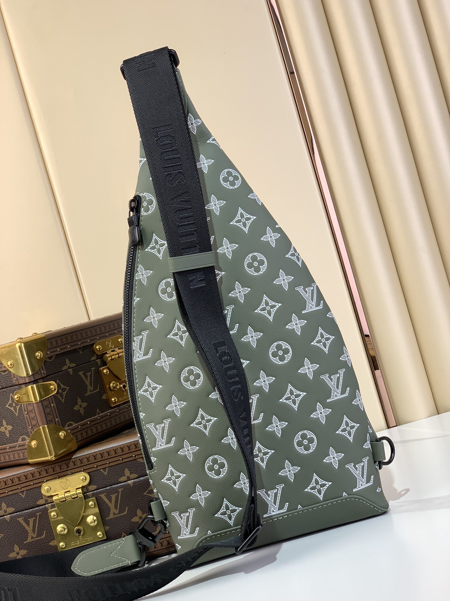 [TOP] Louis Vuitton LV Men's Calfskin Chest Bag 20 x 42 x 6cm - Green