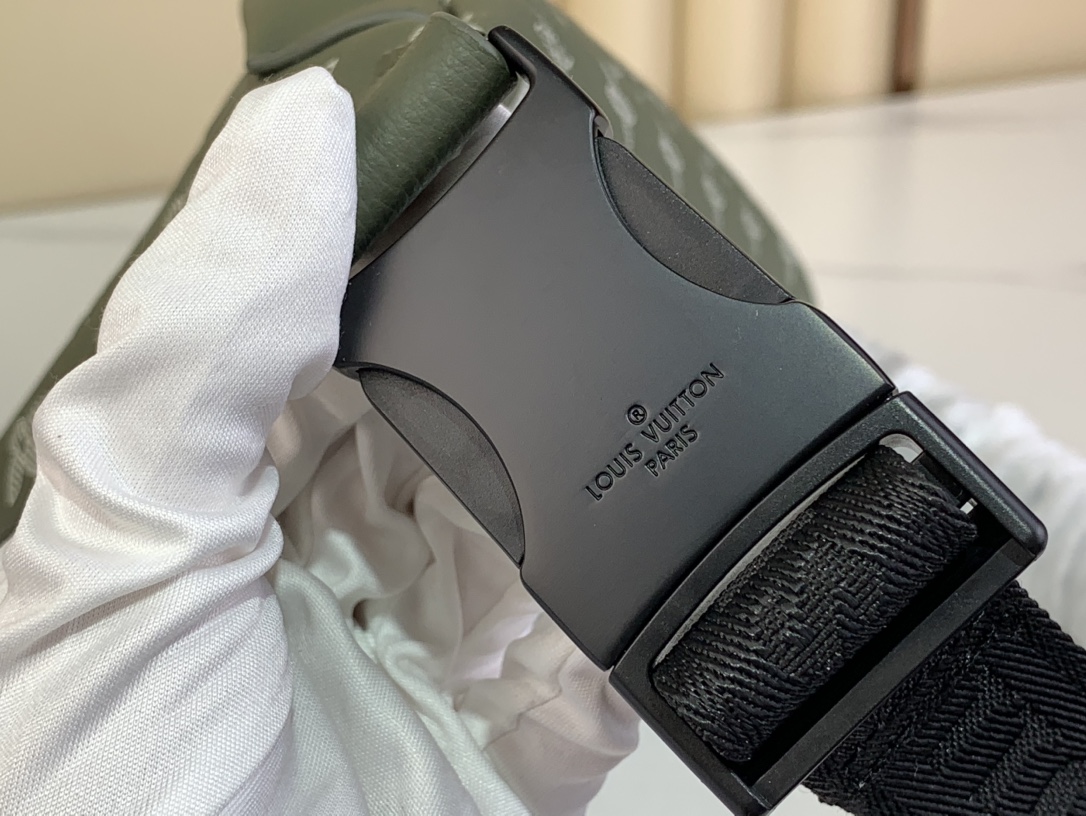 [TOP] Louis Vuitton LV Discovery Monogram Eclipse Bumbag 15 x 9 x 44 cm- Green