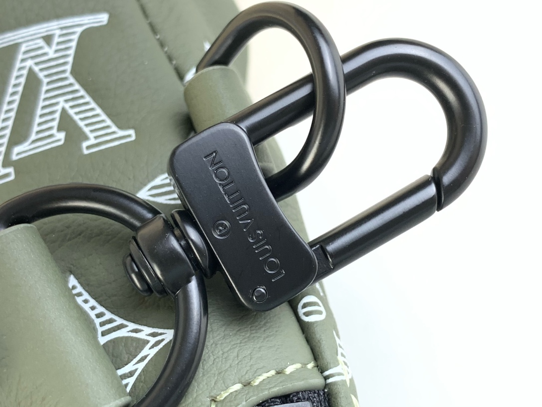 [TOP] Louis Vuitton LV Men's Calfskin Chest Bag 20 x 42 x 6cm - Green