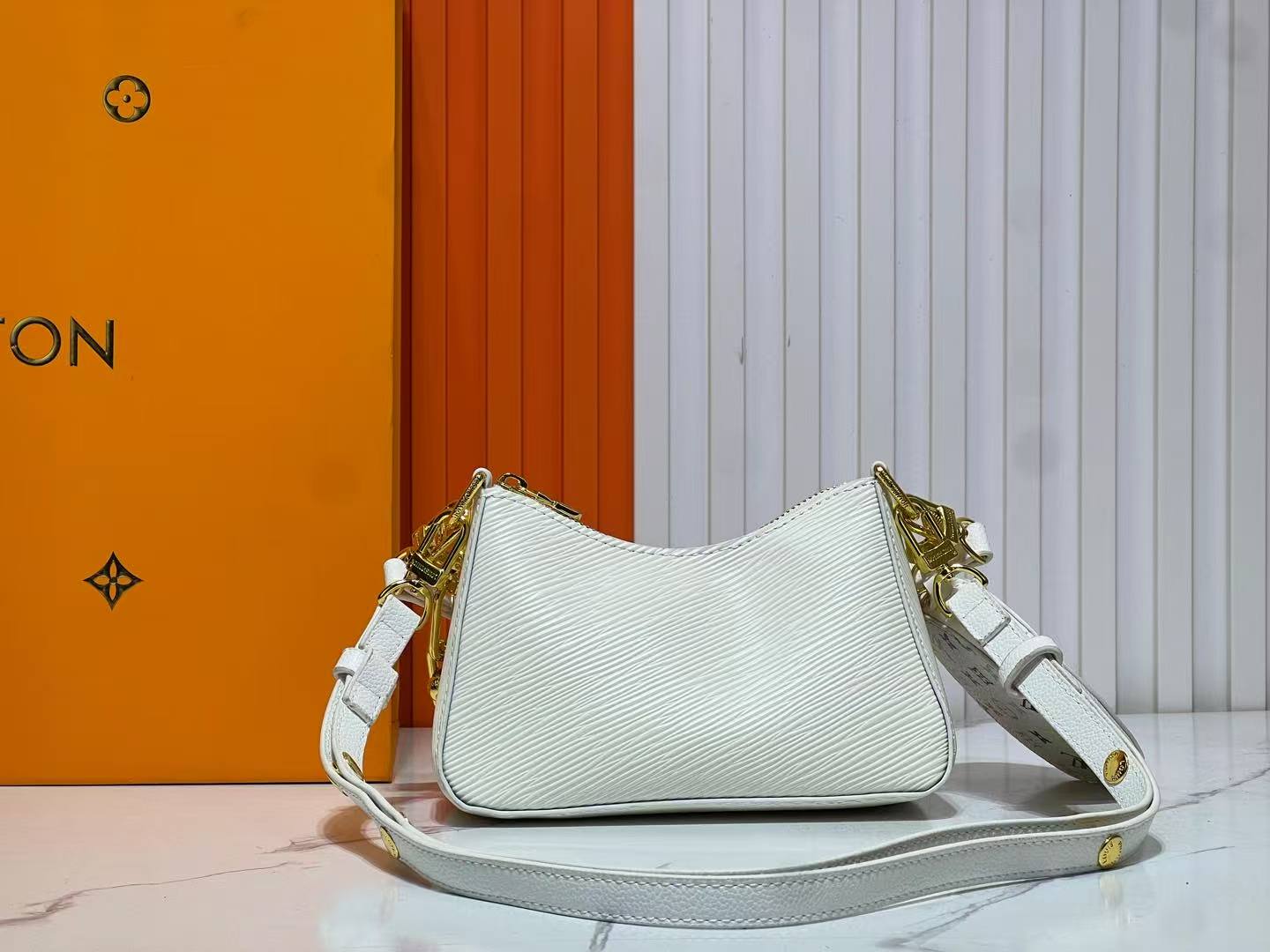 [TOP] Louis Vuitton LV  Bag 19/13.5/6.5 cm - White