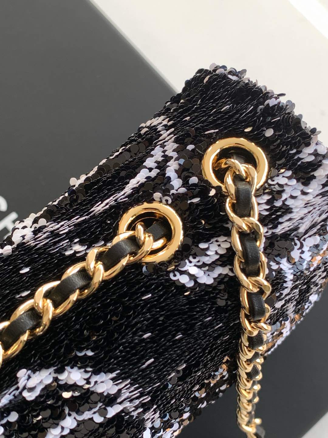 [TOP] CHANEL Flap Bag with Sequins 13x21x8cm - Black