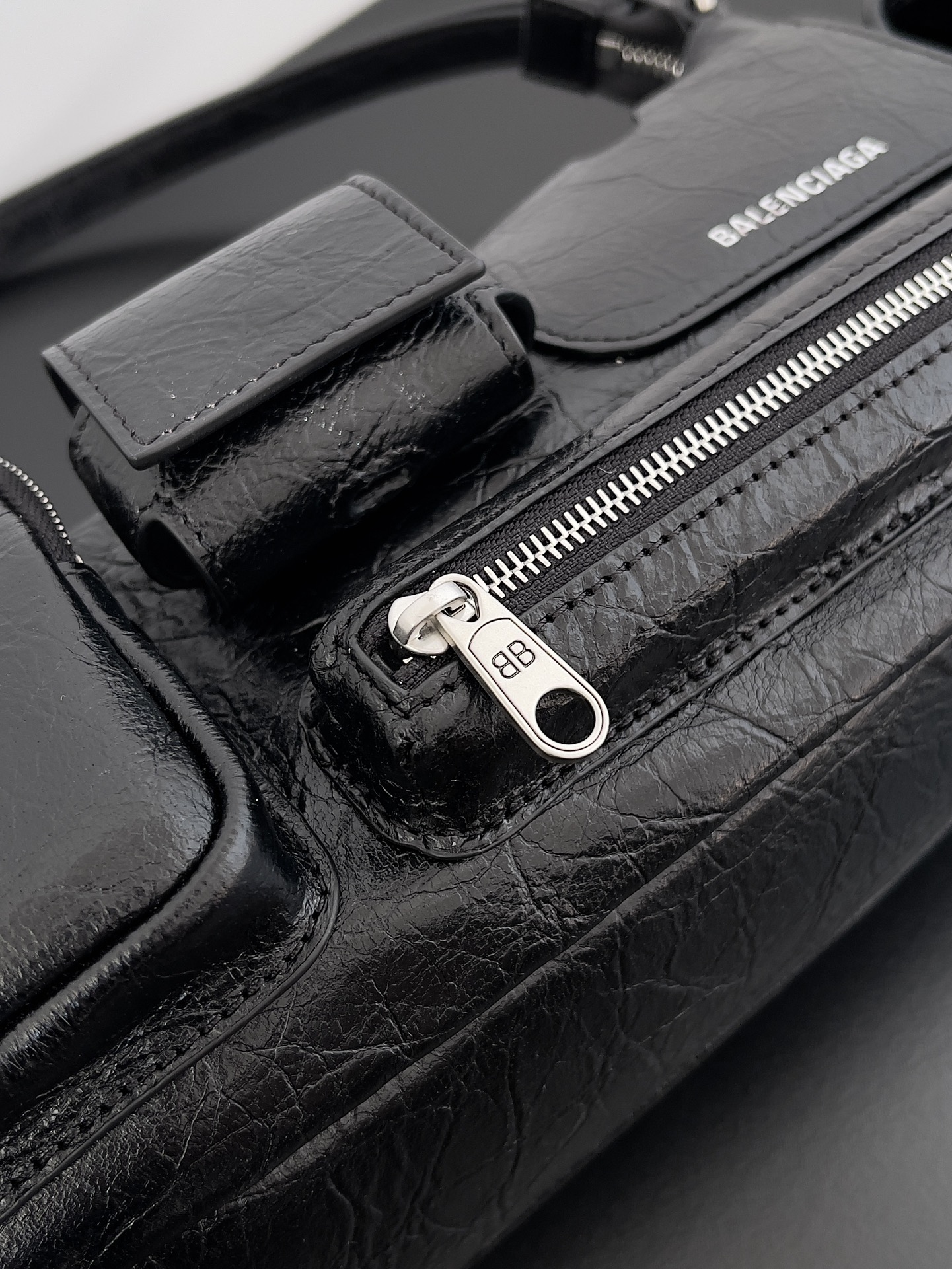 [TOP] BALENCIAGA Superbusy Series Sheepskin Shoulder Bag Tote Armpit Bag 25.3x14.5x9.4cm - Black