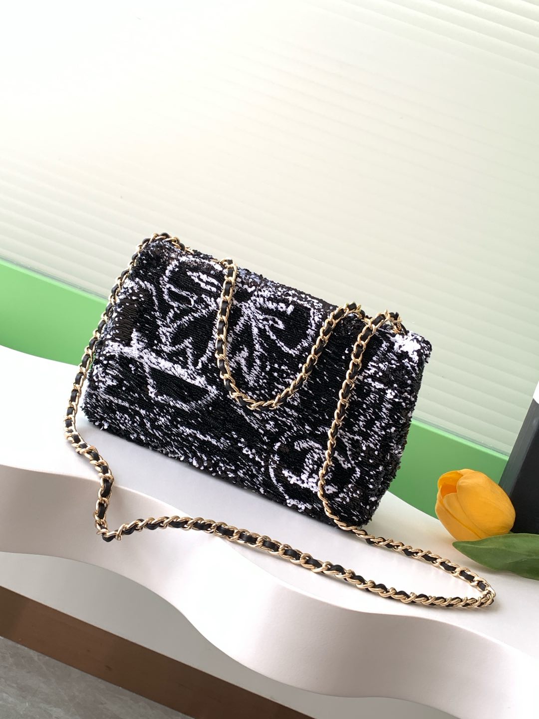 [TOP] CHANEL Flap Bag with Sequins 13x21x8cm - Black