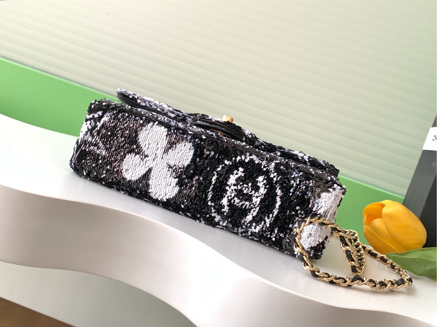 [TOP] CHANEL Flap Bag with Sequins 13x21x8cm - Black