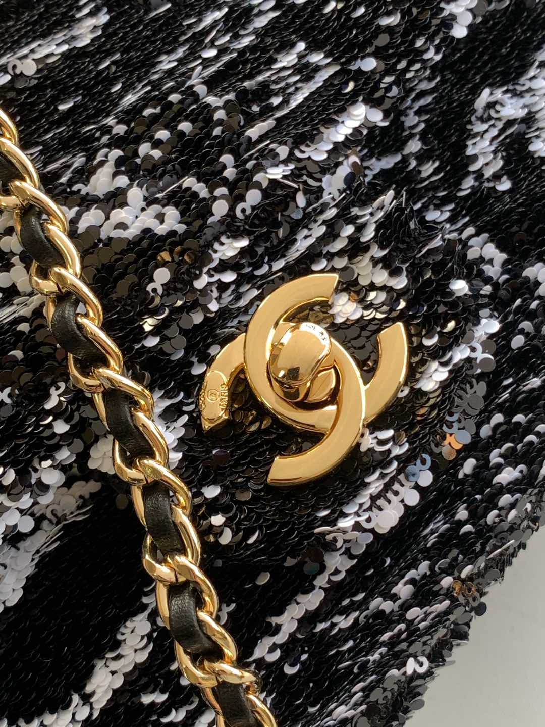 [TOP] CHANEL Flap Bag with Sequins 13x21x8cm - Black