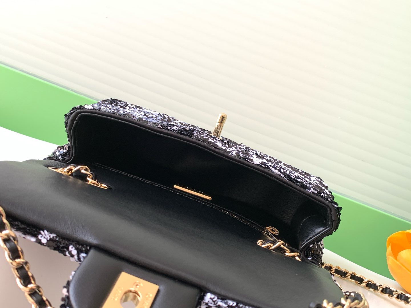 [TOP] CHANEL Flap Bag with Sequins 13x21x8cm - Black