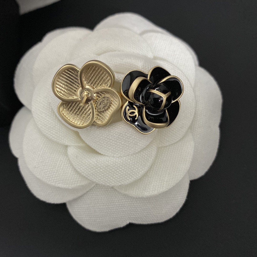 [TOP] CHANEL Three-Dimensional Camellia Earrings - Gold&Black