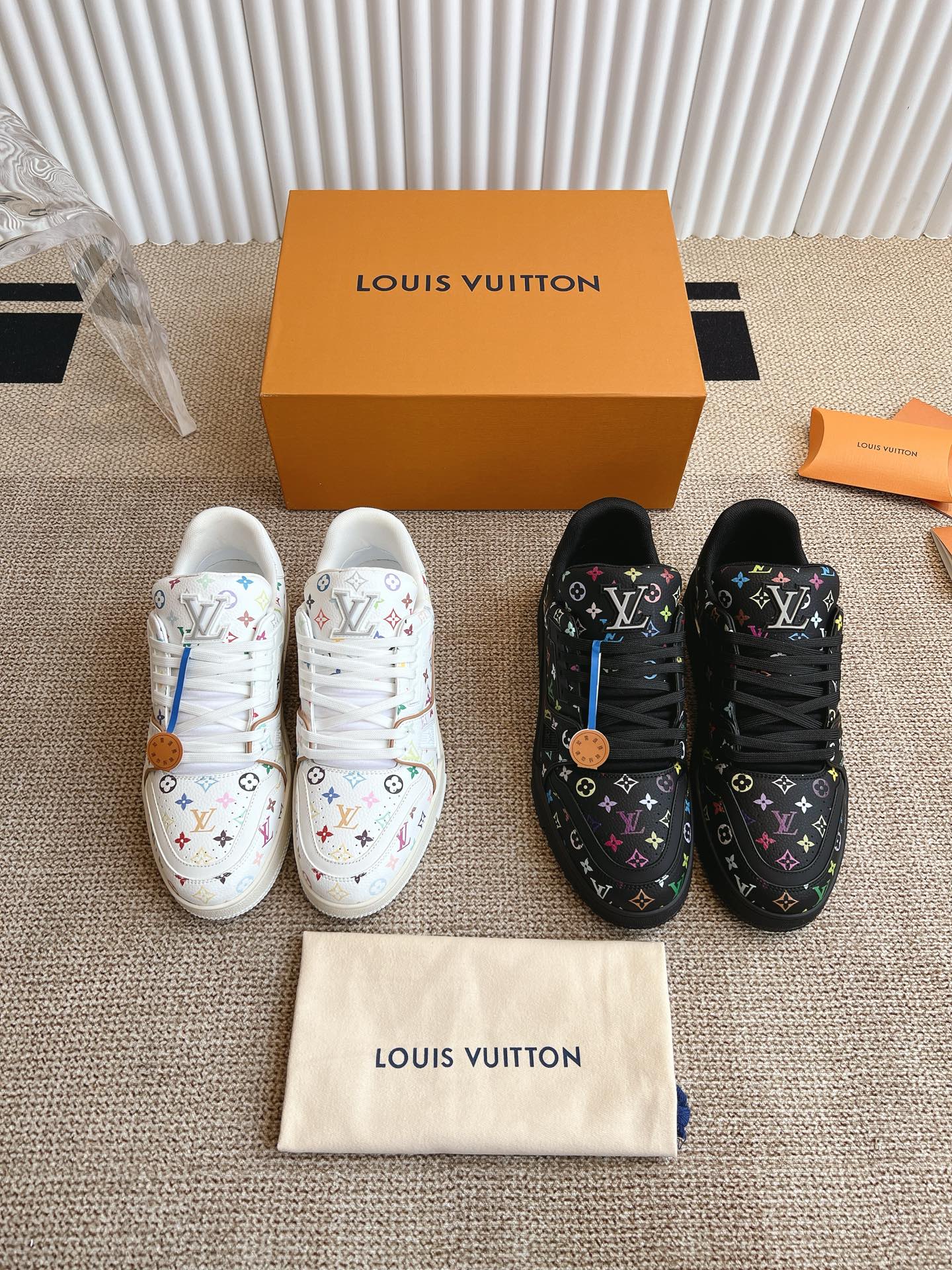 [TOP] Louis Vuitton LV Sneakers Cow Leather - 2 Colors