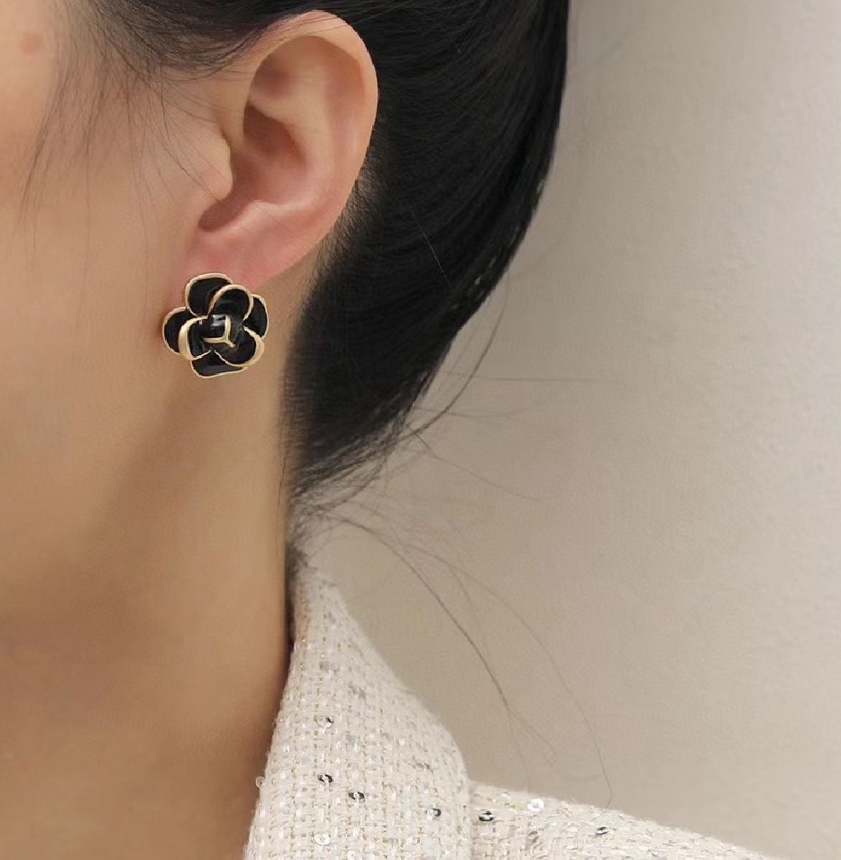 [TOP] CHANEL Three-Dimensional Camellia Earrings - Gold&Black