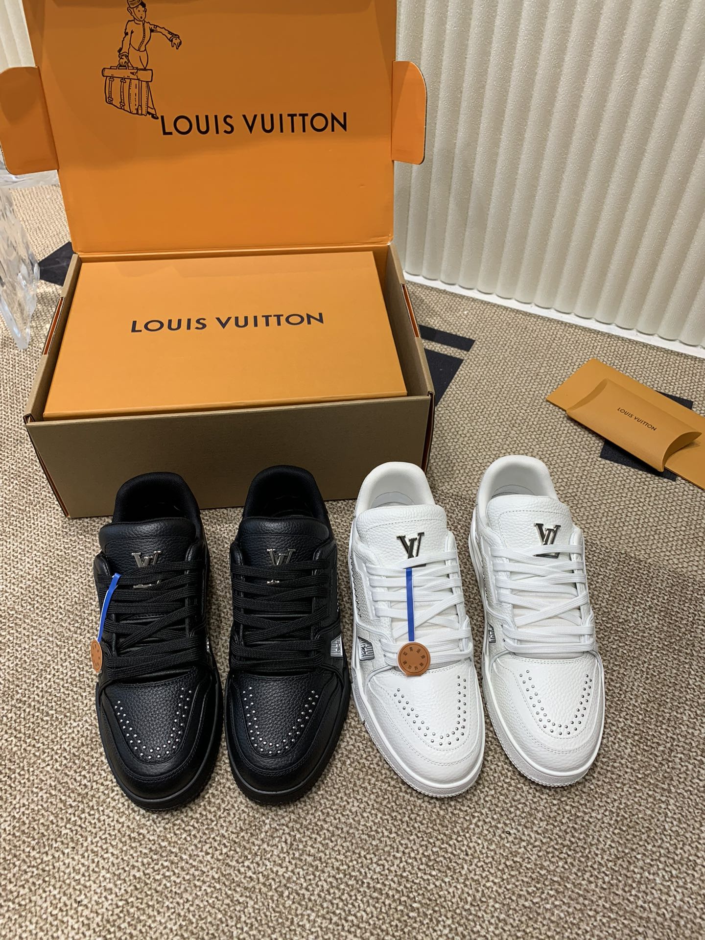 [TOP] Louis Vuitton LV Sneakers - 2 Colors