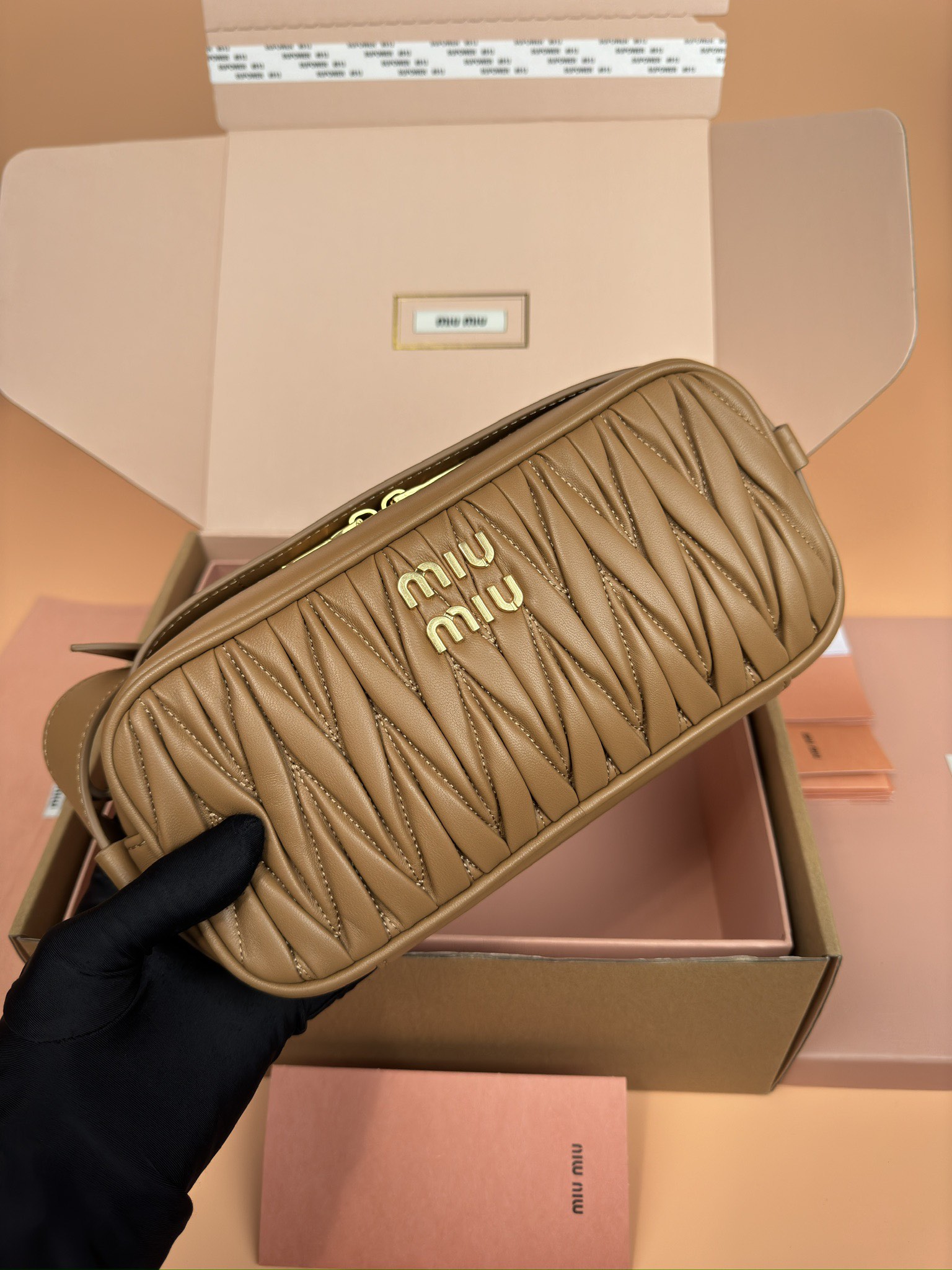 [TOP] Miu Miu Arcadie Matelasse Bag Lambskin 25×12×6.5cm - Brown/Black