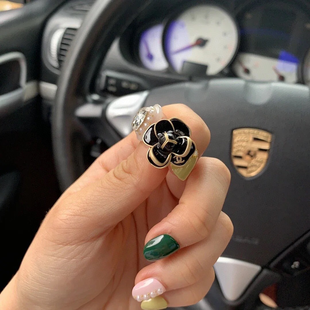 [TOP] CHANEL Three-Dimensional Camellia Earrings - Gold&Black