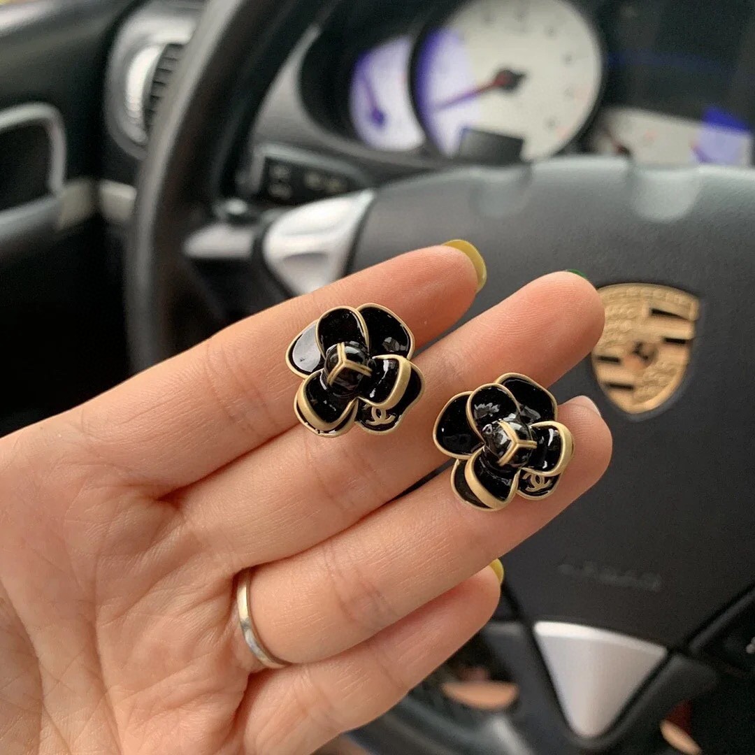 [TOP] CHANEL Three-Dimensional Camellia Earrings - Gold&Black