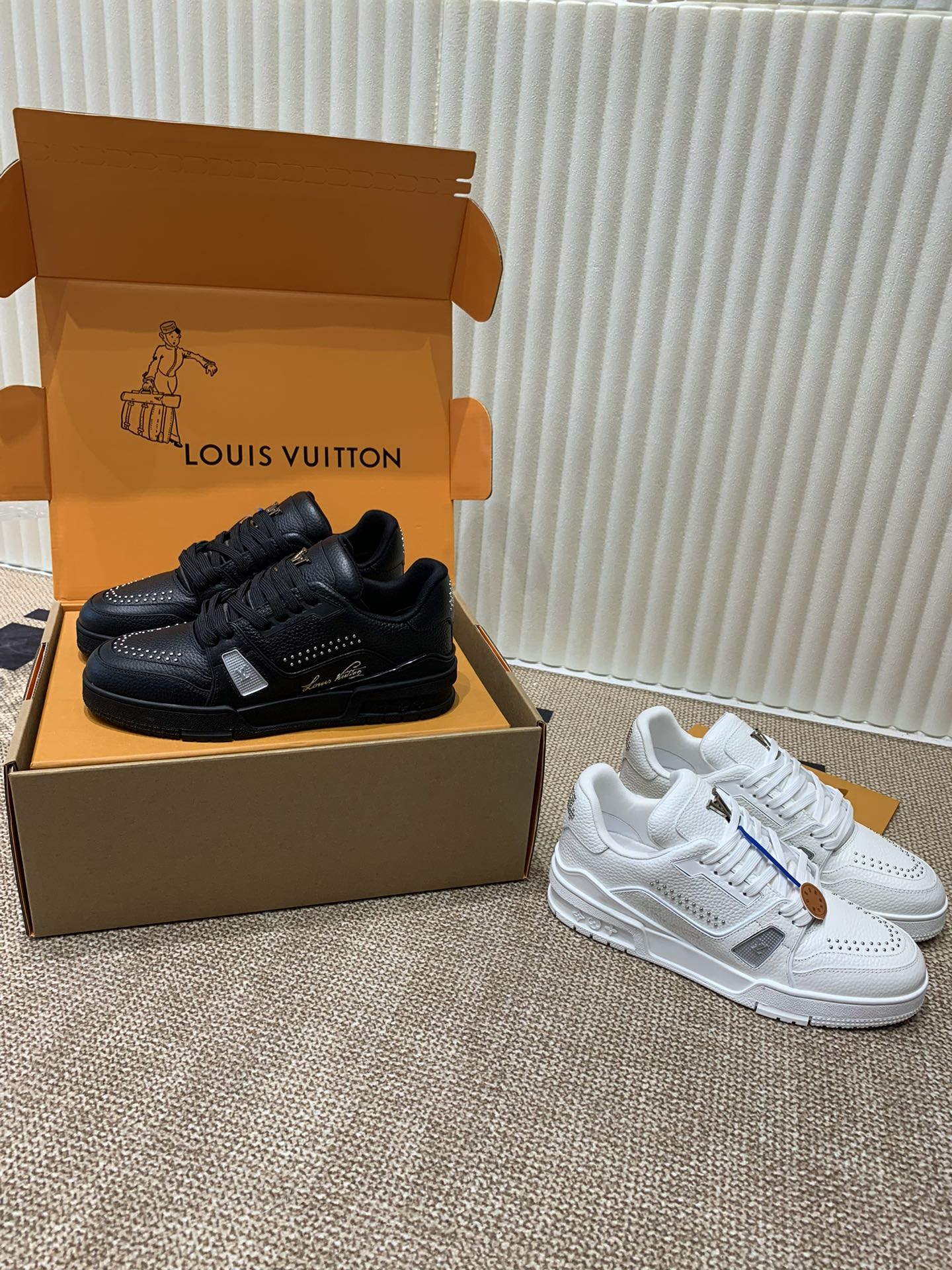[TOP] Louis Vuitton LV Sneakers - 2 Colors