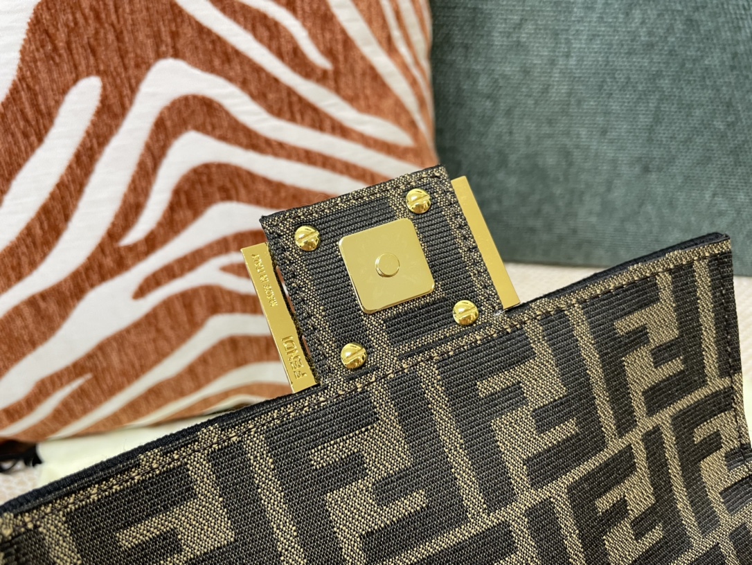 [TOP] FENDI Baguette Canvas Bag 26x13x6cm - Brown