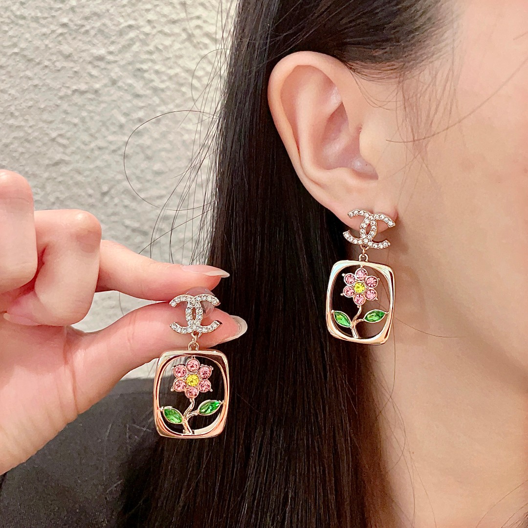 [TOP] CHANEL Earrings - Gold